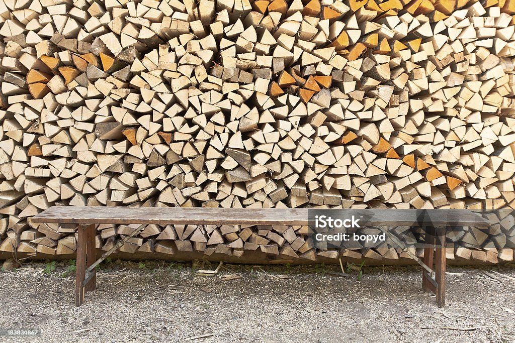 Скамья перед дерево с коротким ворсом - Стоковые фото Без людей роялти-фри