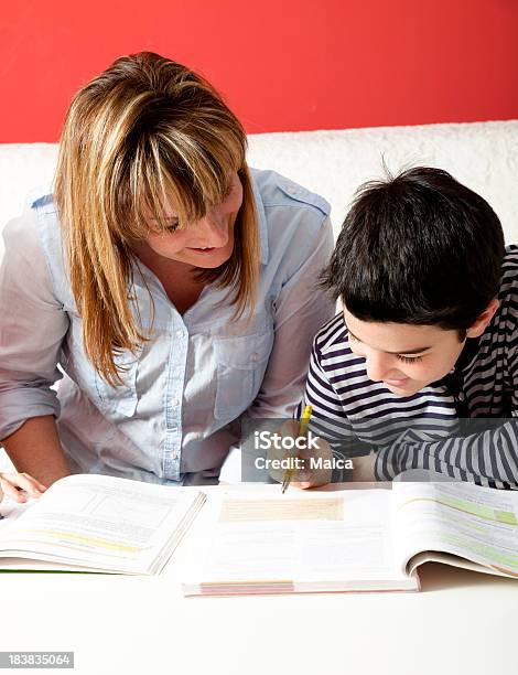 Madre Aiutando Suo Figlio Con I Suoi Compiti A Casa - Fotografie stock e altre immagini di 8-9 anni