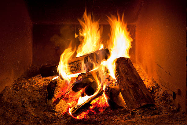 chimenea fuego en invierno - chimenea fotografías e imágenes de stock