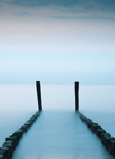 브레이크워터 동안 해질녘까지 - horizon over water blurred motion long exposure zeeland 뉴스 사진 이미지