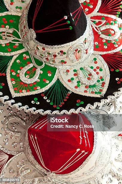 Dos Mexicana Sombreros Colgados Gorro Festivo Primer Plano Foto de stock y más banco de imágenes de Accesorio de cabeza