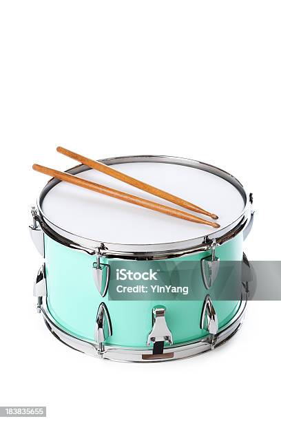 Grüne Kleine Trommel In Instrument Drumsticks Isoliert Auf Weißem Hintergrund Stockfoto und mehr Bilder von Trommel