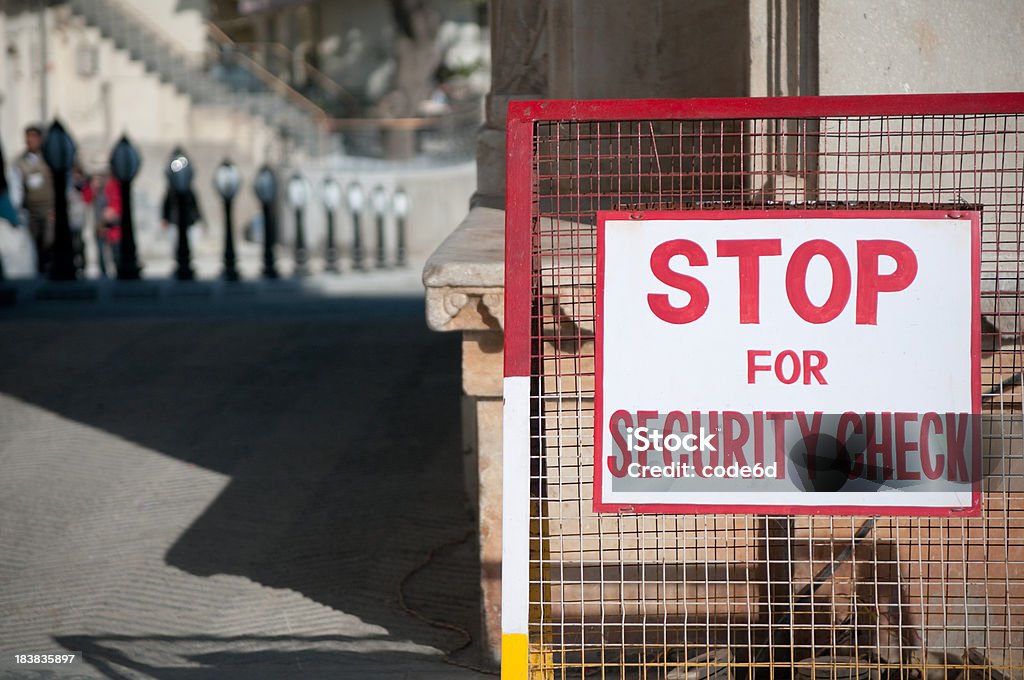 Placa de sinalização de verificação de segurança, a parada na Índia - Foto de stock de Barricada - Estrada royalty-free