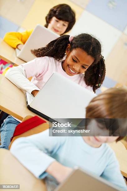 Medium Gruppe Von Schülern Sind Mit Ihren Laptops Im Klassenzimmer Stockfoto und mehr Bilder von Laptop