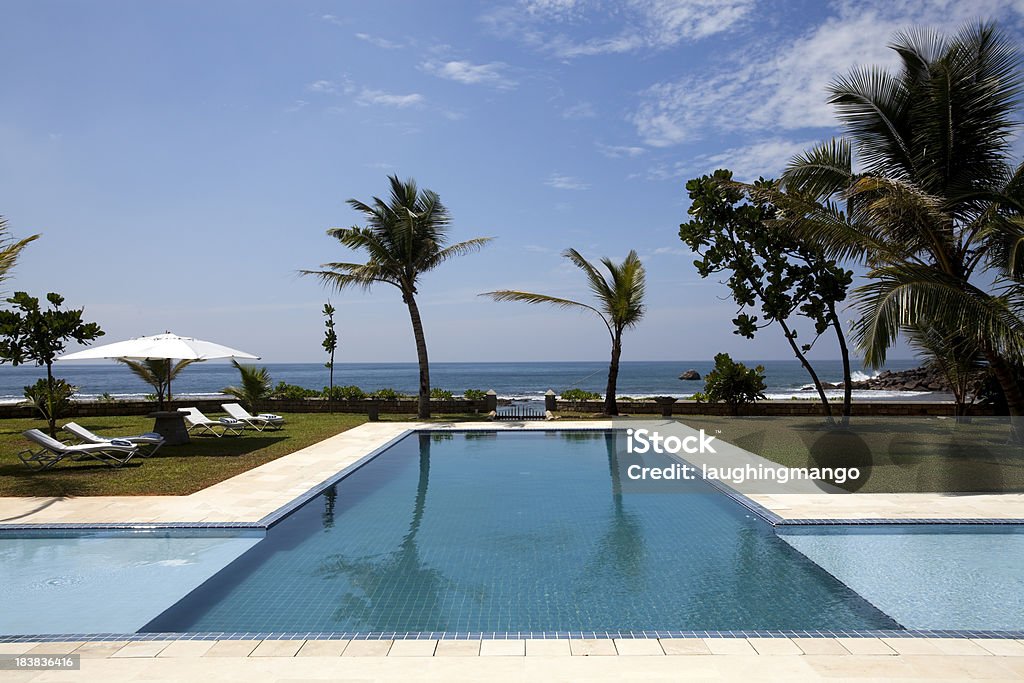 villa de luxe avec piscine - Photo de Admirer le paysage libre de droits