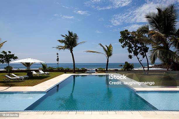 Photo libre de droit de Villa De Luxe Avec Piscine banque d'images et plus d'images libres de droit de Admirer le paysage - Admirer le paysage, Asie, Carrelage