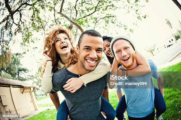 Ragazzi E Ragazze In Esecuzione Sulla Schiena Ridere Ragazzo - Fotografie stock e altre immagini di Adolescente