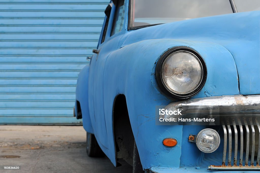 Rusty-oldtimer de aluguer na frente de fundo azul - Royalty-free Carro Antigo Foto de stock