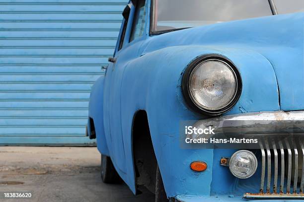 Rustyoldtimer De Aluguer Na Frente De Fundo Azul - Fotografias de stock e mais imagens de Carro Antigo - Carro Antigo, Entrada para Automóvel, Acidente - Evento Relacionado com o Transporte
