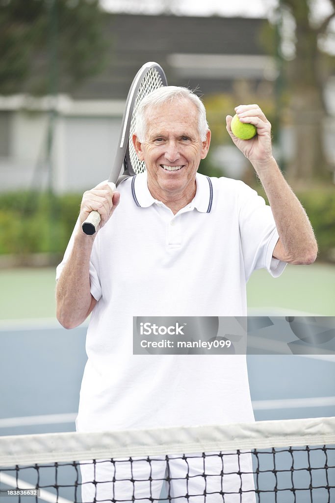 Uomini senior festeggiare la vittoria nel tennis - Foto stock royalty-free di 60-69 anni