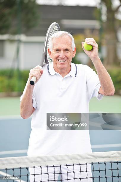 上級の勝利を祝う男性彼のテニス - 1人のストックフォトや画像を多数ご用意 - 1人, 60代, アクティブシニア