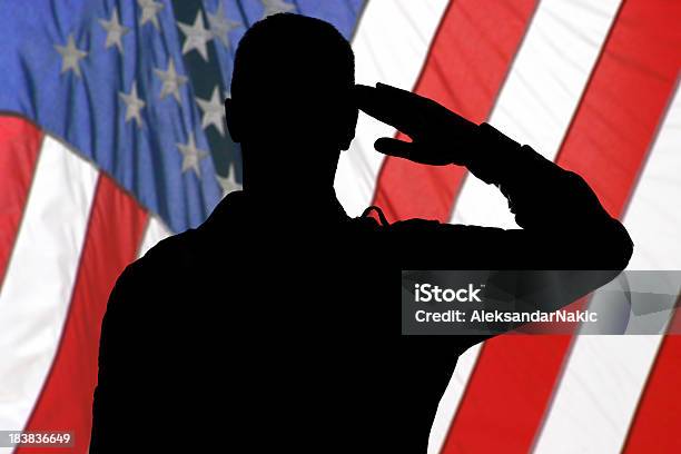 Silueta De Un Soldado Hacer Un Saludo Con Bandera Estadounidense Foto de stock y más banco de imágenes de Hacer el saludo militar