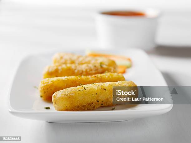 Knusprige Mozzarellasticks Stockfoto und mehr Bilder von Fettgebraten - Fettgebraten, Holzstock, Frittiertes Gebäck