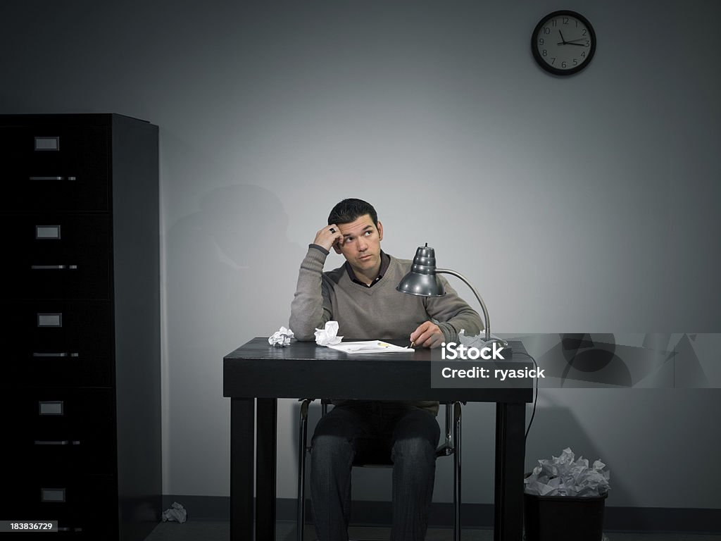 Hombre sentado al escritorio que experimentan bloque de los escritores - Foto de stock de Aburrimiento libre de derechos