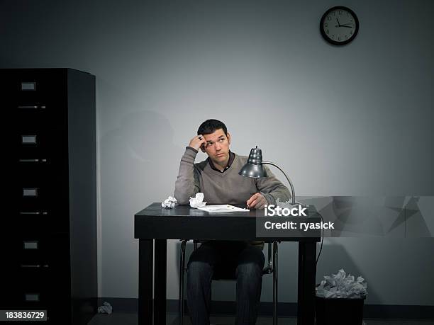 Hombre Sentado Al Escritorio Que Experimentan Bloque De Los Escritores Foto de stock y más banco de imágenes de Aburrimiento