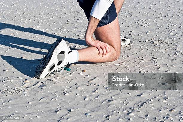 Schmerzen In Kalbsleder Stockfoto und mehr Bilder von Badeort Strand - Badeort Strand, Beschädigt, Eine Person