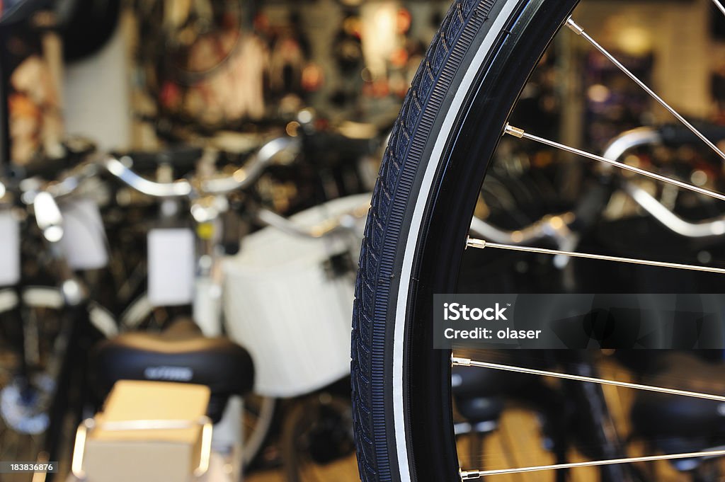Przednie kółko Rower przed repairshop środowiska - Zbiór zdjęć royalty-free (Aluminium)