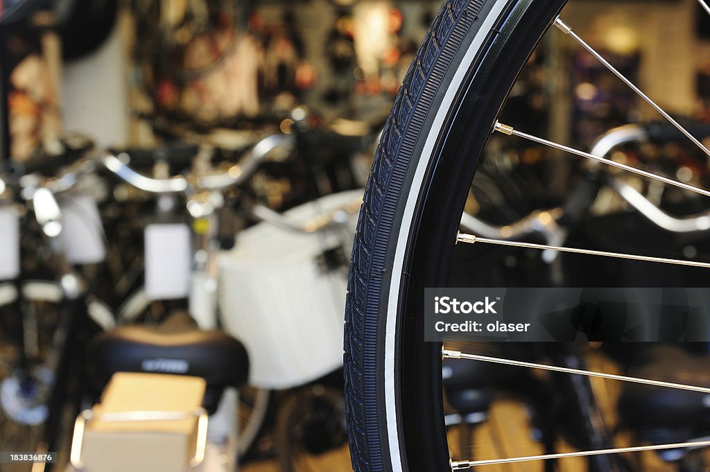 Frente roda de bicicleta contra repairshop ambiente - Royalty-free Agarrar Foto de stock