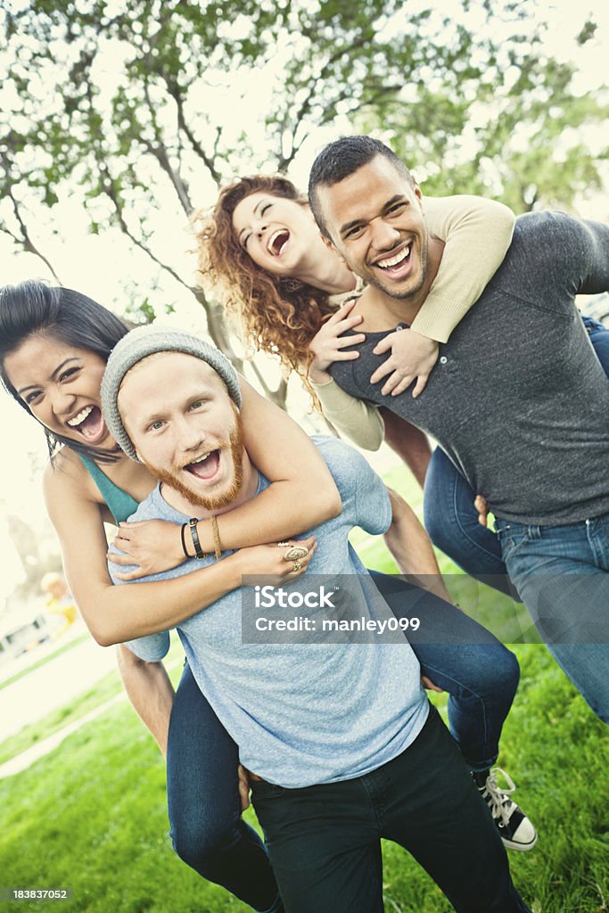 As adolescências dar cartões um porquinho de volta no Parque de Diversão - Royalty-free Adolescente Foto de stock