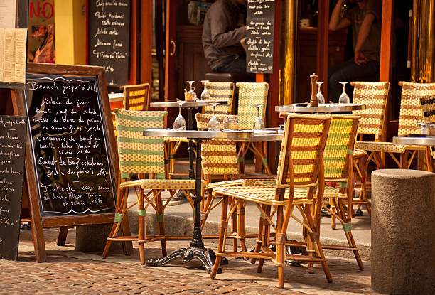 restaurant in paris - sidewalk cafe stock-fotos und bilder