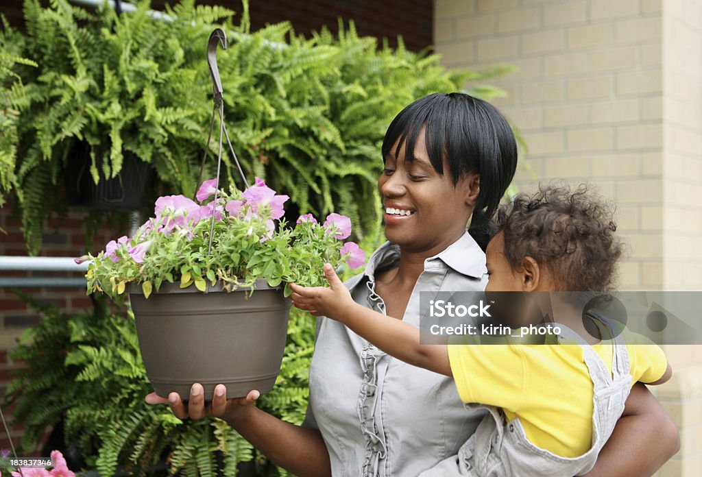 shopping mit Blumen - Lizenzfrei Afrikanischer Abstammung Stock-Foto