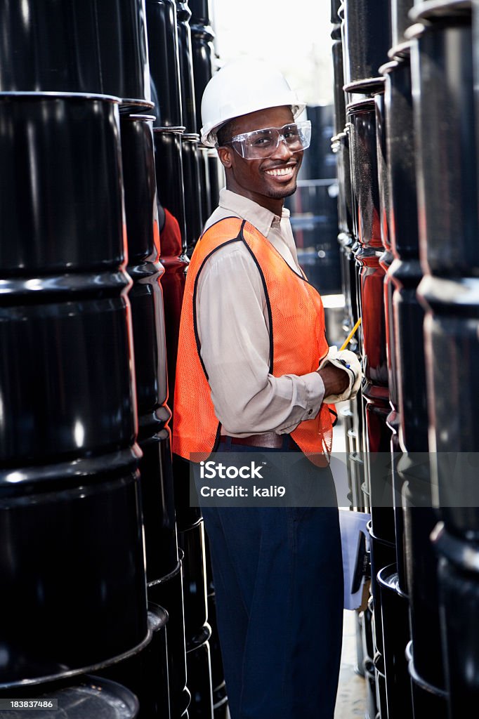 Trabajador de una planta química - Foto de stock de Material reflector de seguridad libre de derechos