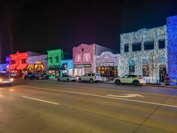 ミシガン州ロチェスターのダウンタウンにあるメインストリートのロチェスターロードにある、ホリデークリスマスイルミネーションで飾られた店舗や企業で開催されるビッグで明るいライ� - street name sign small town america street street light ストックフォトと画像