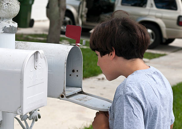 nic w skrzynce odbiorczej - mailbox mail junk mail opening zdjęcia i obrazy z banku zdjęć