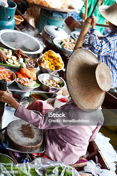 Mercado Flutuante Em Banguecoque Tailândia - Fotografias de stock e mais imagens de Comida de rua - Comida de rua, Tailândia, Banguecoque