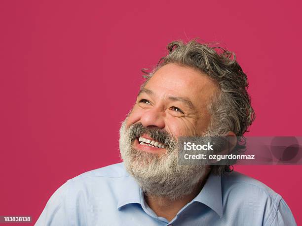 Porträt Eines Lächelnden Mann Mittleren Alters Stockfoto und mehr Bilder von Alter Erwachsener - Alter Erwachsener, Farbiger Hintergrund, Aktiver Senior