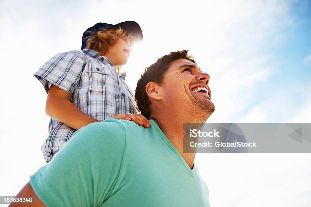 Allegro Uomo Portare Il Figlio Sul Dietro Durante Una Giornata Di Sole - Fotografie stock e altre immagini di Cielo