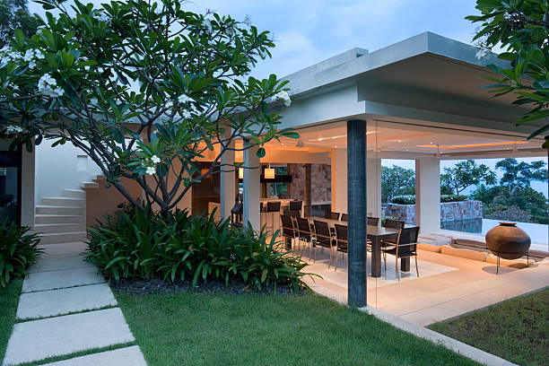 villa dans les tropiques - sparse outdoors contemporary patio photos et images de collection