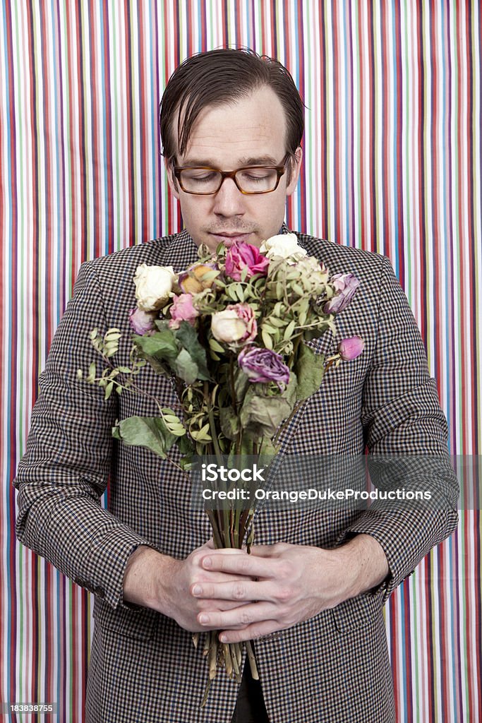 Nerdy бизнесмен Нюхать гроздью из цветов - Стоковые фото Бизнес роялти-фри