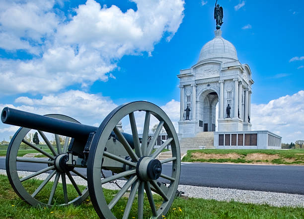 pennsylvania memorial e della guerra civile cannone sul gettysburg battlefield - gettysburg national military park foto e immagini stock