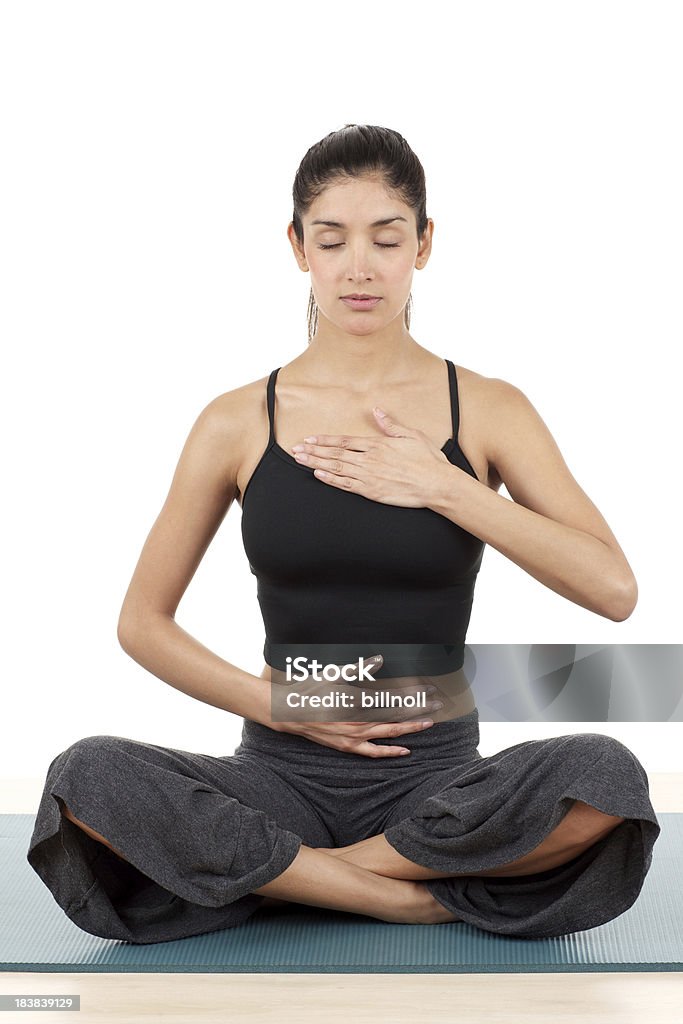 Vista frontale di donna attraente in posizione di yoga - Foto stock royalty-free di Esercizio di respirazione