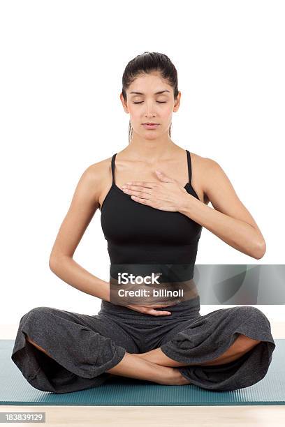 Widok Z Przodu Atrakcyjna Kobieta W Pozycji Jogi - zdjęcia stockowe i więcej obrazów Ćwiczenie oddechowe - Ćwiczenie oddechowe, Wdychać, Ręce na brzuchu