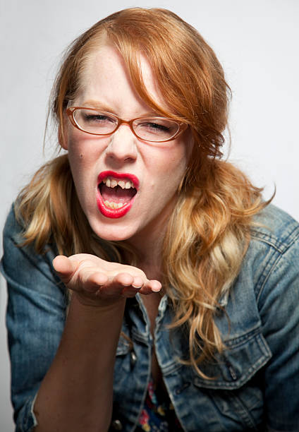 menina com mau dentes leva um beijo - ugliness women humor lipstick imagens e fotografias de stock