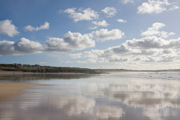 간조 및 솜털의 클라우드 및 godrevy 플라주 - cornwall england st ives horizon over water coastal feature 뉴스 사진 이미지