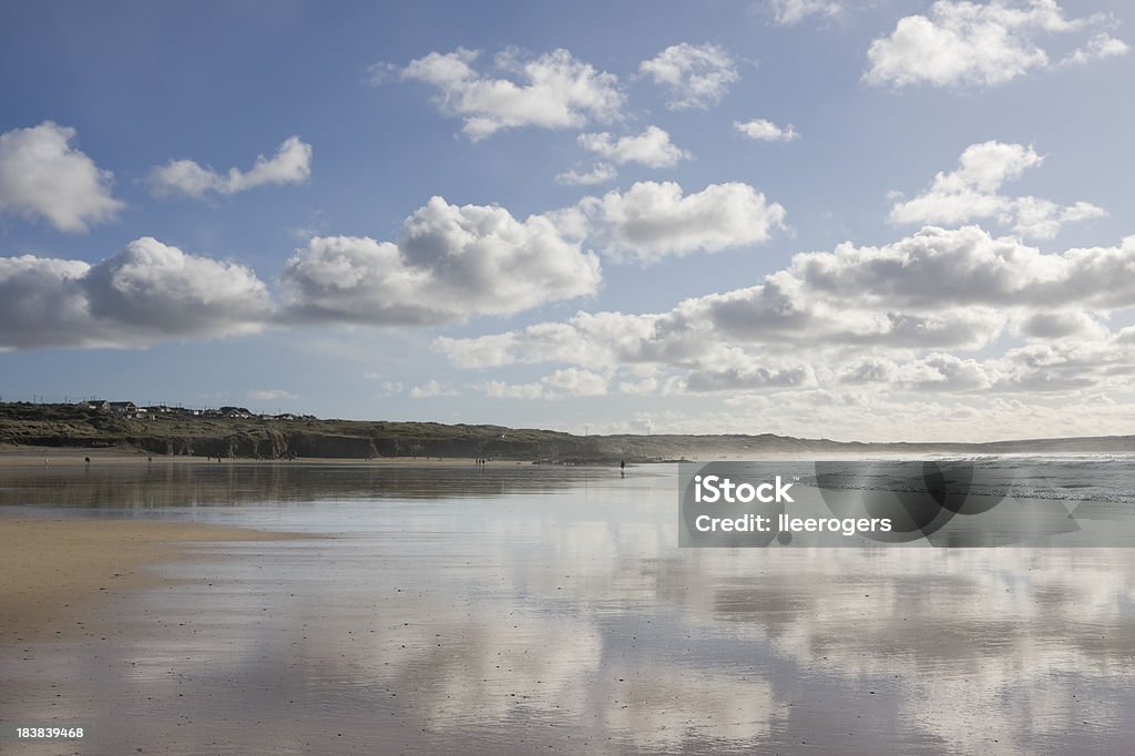 Maré baixa e nuvens almofadadas e Godrevy beach - Foto de stock de Areia royalty-free