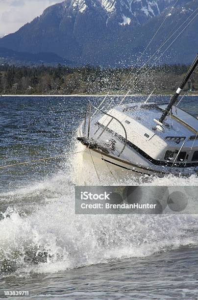 Photo libre de droit de Bateau De Bain banque d'images et plus d'images libres de droit de Arbre - Arbre, Asperger, Bateau à voile