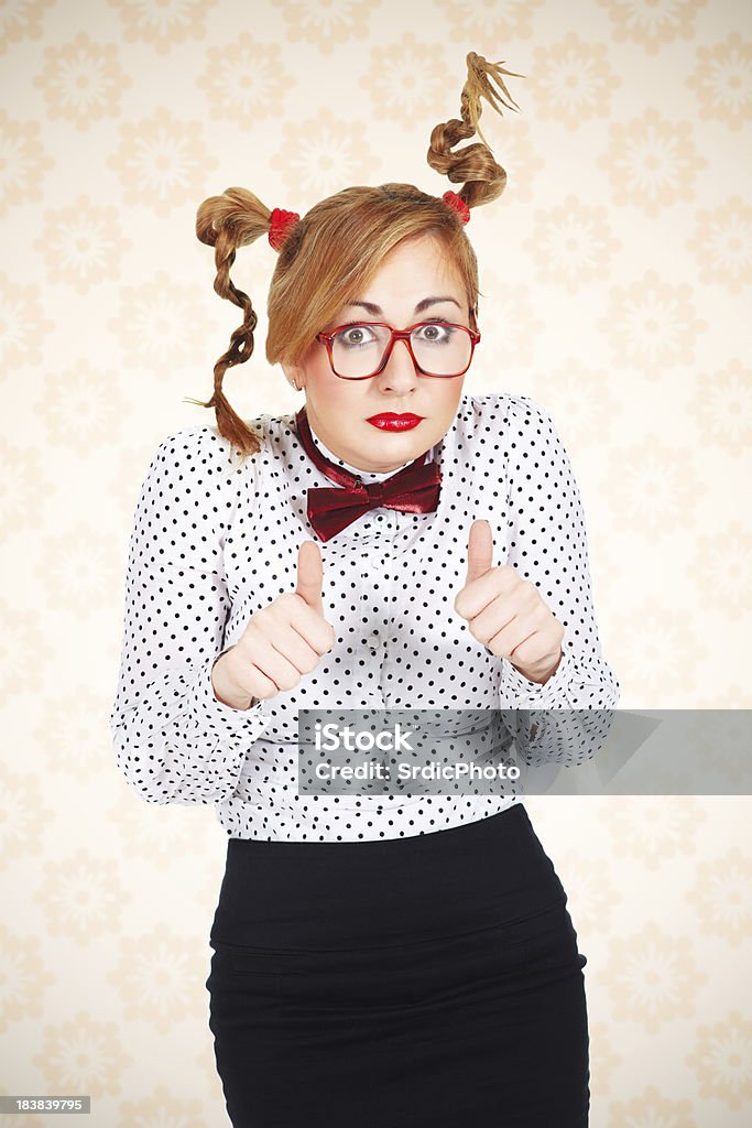 Забавный Деловая женщина с очки держит пальцы вверх - Стоковые фото 20-24 года роялти-фри