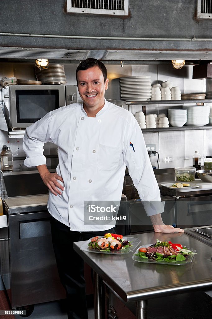 Professional chef con aperitivos gourmet - Foto de stock de 40-44 años libre de derechos