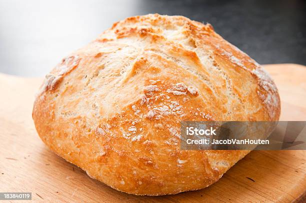 Frisch Gebackene Boulekugel Auf Paddle Stockfoto und mehr Bilder von Backen - Backen, Bildkomposition und Technik, Bildschärfe