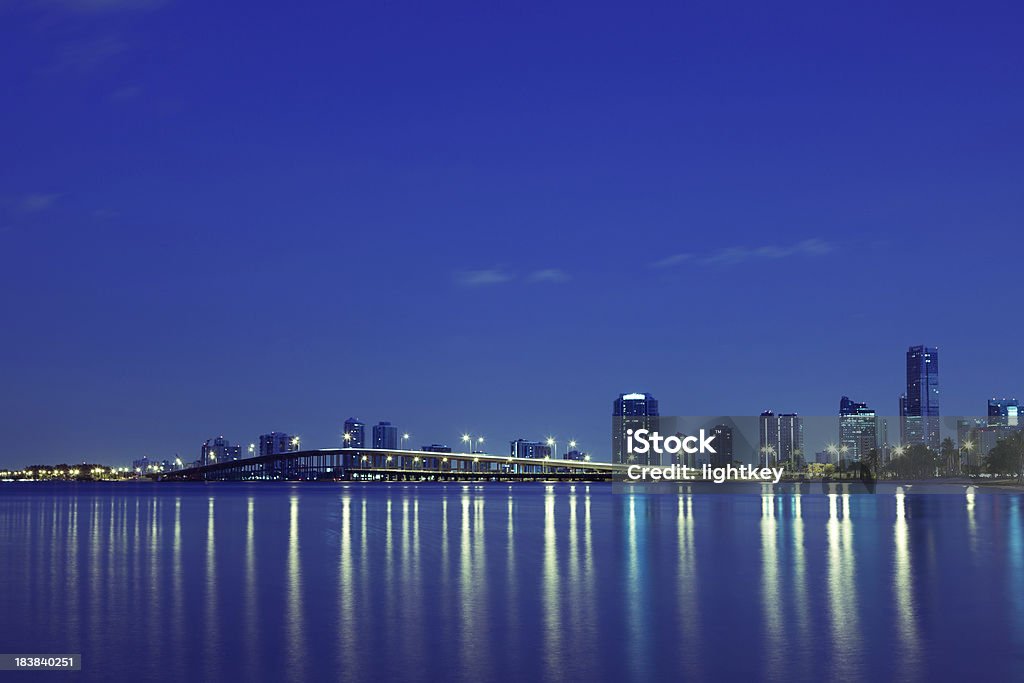 Rickenbacker causeway und der Innenstadt von Miami - Lizenzfrei Abenddämmerung Stock-Foto