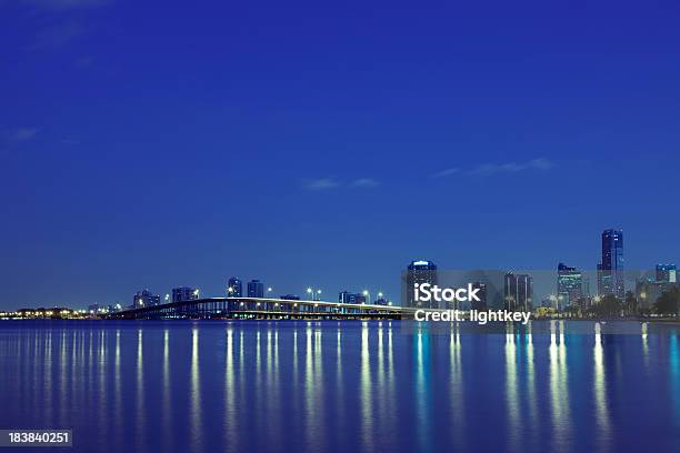 Rickenbacker Causeway Und Der Innenstadt Von Miami Stockfoto und mehr Bilder von Abenddämmerung - Abenddämmerung, Außenaufnahme von Gebäuden, Bankenviertel
