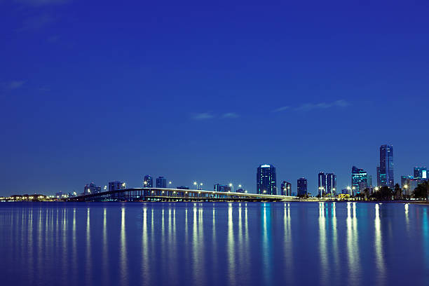 rickenbacker causeway i centrum miami - rickenbacker causeway zdjęcia i obrazy z banku zdjęć