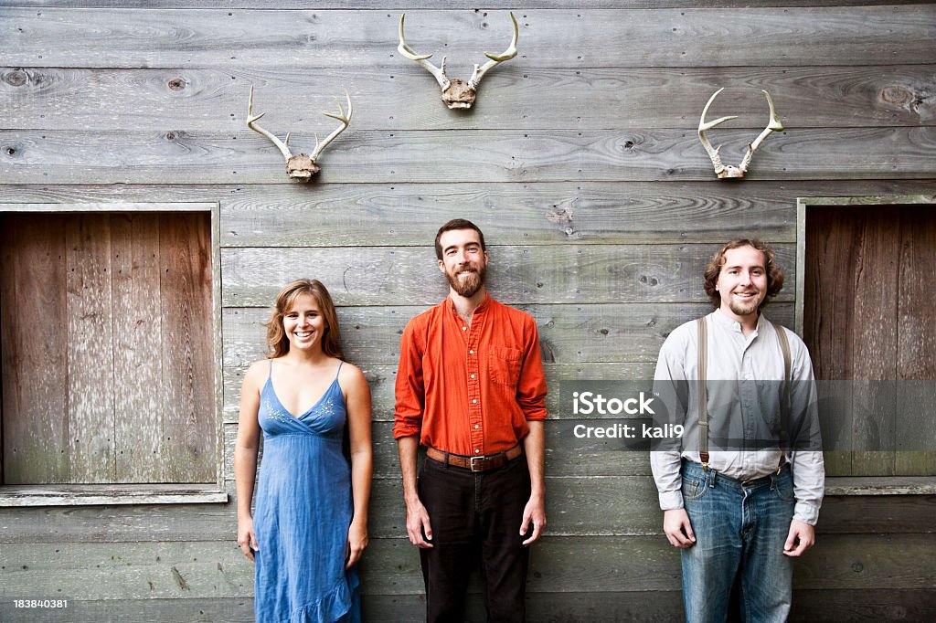 Trois personnes debout sous montée deer antlers Hilton Colorado Springs - Photo de Exposé aux intempéries libre de droits