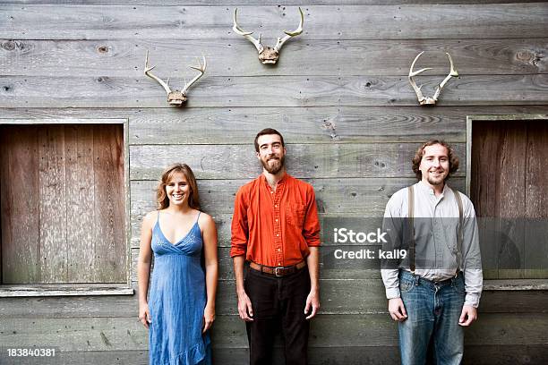 Photo libre de droit de Trois Personnes Debout Sous Montée Deer Antlers Hilton Colorado Springs banque d'images et plus d'images libres de droit de Exposé aux intempéries