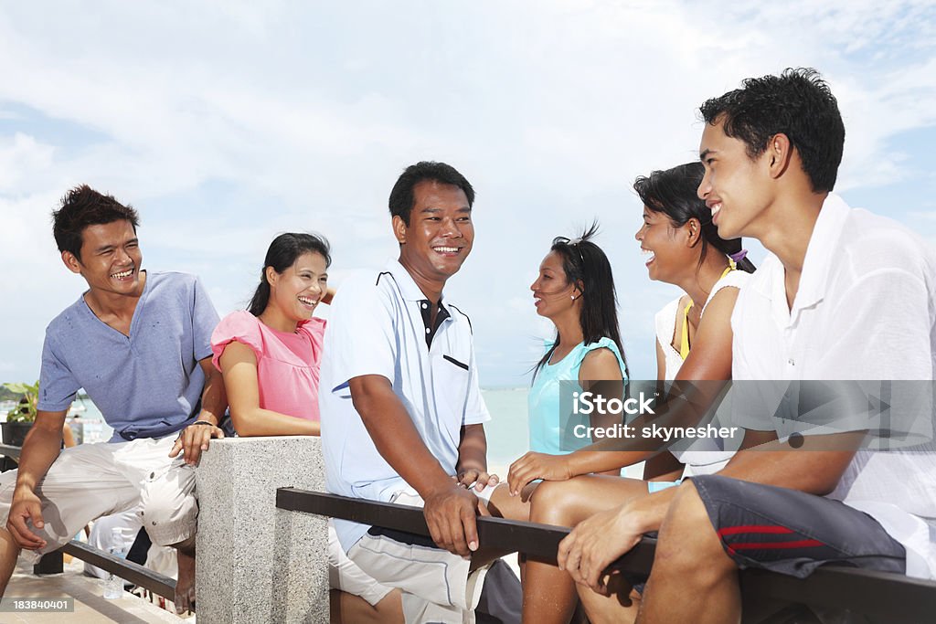 Thai amis communiquer sur la plage. - Photo de Adulte libre de droits