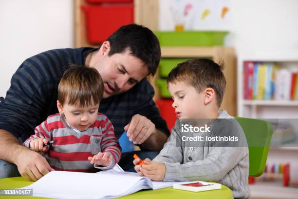 Genitore Accompagnatore Interagire Con Bambini E Anziani Figlio A Figlio A - Fotografie stock e altre immagini di 12-17 mesi